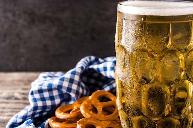 Oktoberfest bier met pretzels op houten tafel Copyspace