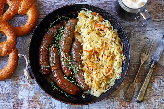 Oktoberfest eten. Warme Beierse worstjes met zuurkool in een pan. Heerlijk bierfestival eten