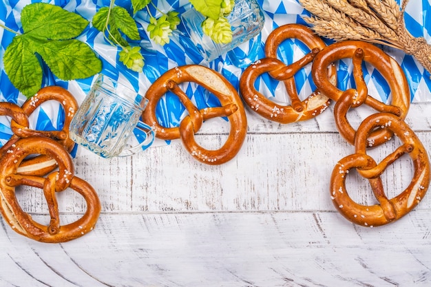 Oktoberfest gezouten pretzels op wit