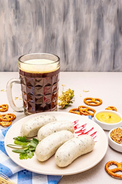 Set dell'oktoberfest. birra scura, weisswurst, salatini, senape, spighette di grano, luppolo