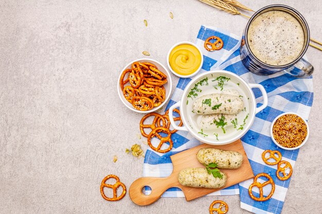 Oktoberfest set. Donker bier, weisswurst, pretzels, mosterd, aartjes graan, hop