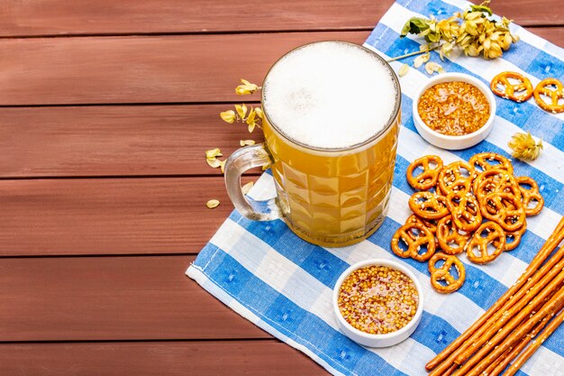 Oktoberfest set. Licht bier, pretzels, mosterd, sesamstro, hop.