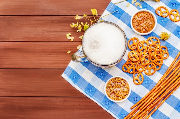 Oktoberfest set. licht bier, pretzels, mosterd, sesamstro, hop.