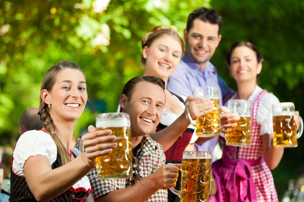 Oktoberfestfeest met vrienden die bier drinken