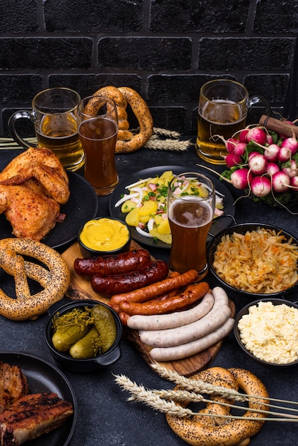 Foto oktoberfestgerechten met bierkrakeling en worst