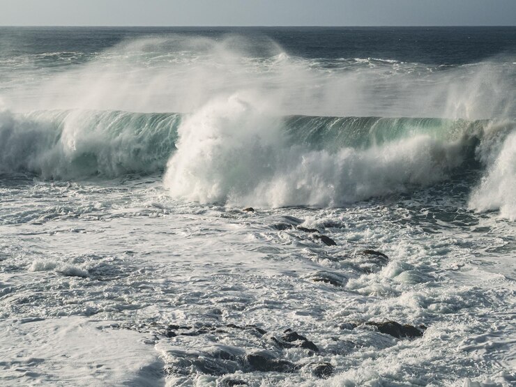 Ola rompiendo en la costa de Tenerife