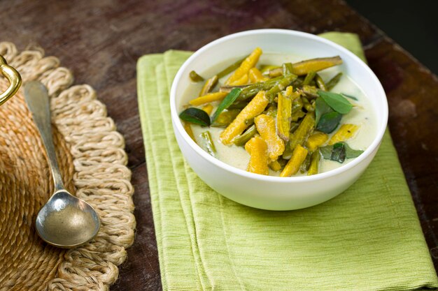 Olan Kerala feest bijgerecht vegetarisch eten gemaakt met rauwe banaan kousenband en kokosmelk erg lekker en gezond gerecht