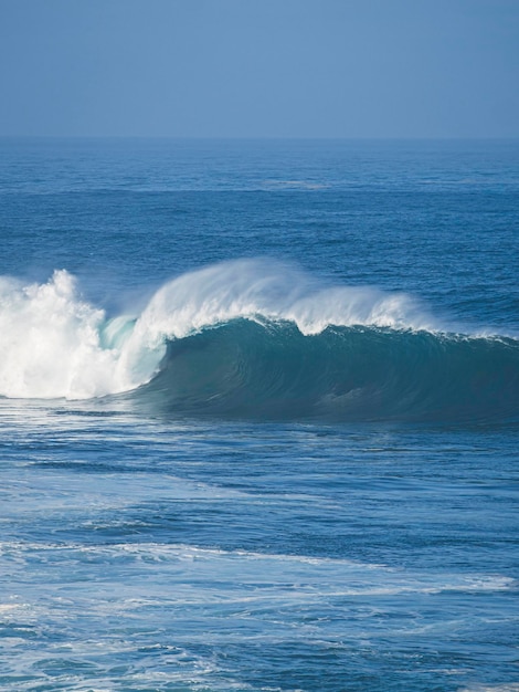 Olas rompiendo en la costa de Bajamar Tenerife