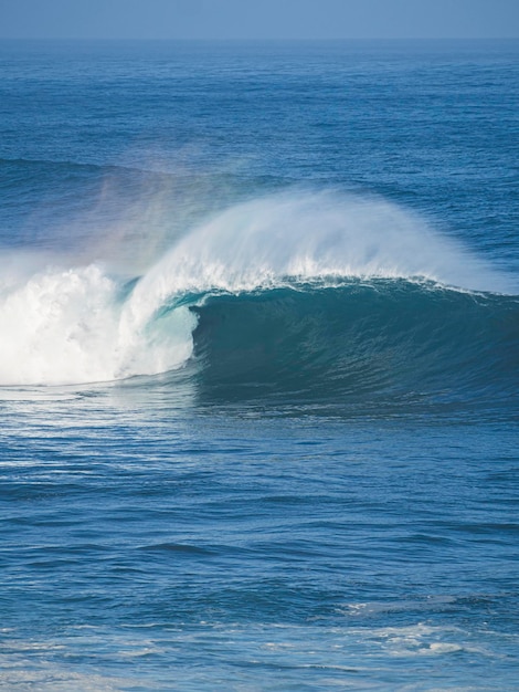 Olas rompiendo en la costa de Bajamar Tenerife