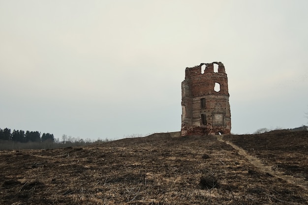 Старая заброшенная заброшенная церковь. осенний серый