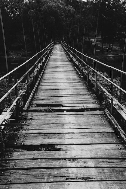 Foto un vecchio ponte abbandonato
