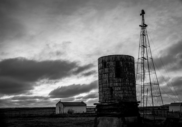 写真 空に向かって土地の上にある古い放棄された建物