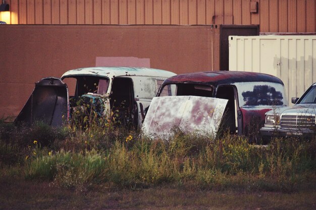 Photo old abandoned cars on land