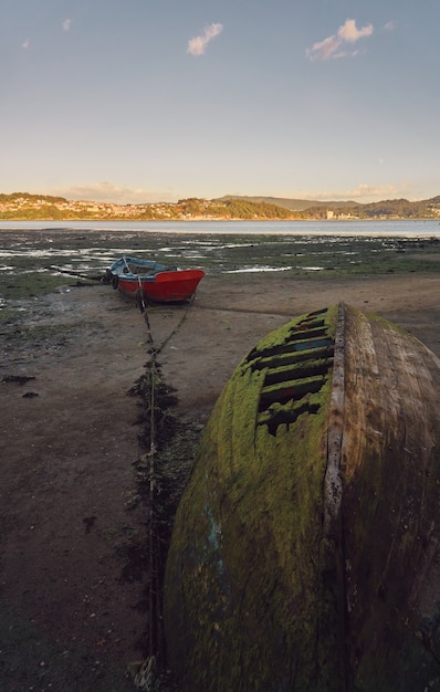 Старые заброшенные рыбацкие лодки на берегу