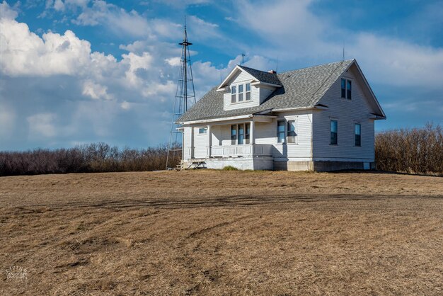 Una vecchia casa abbandonata nelle praterie del saskatchewan