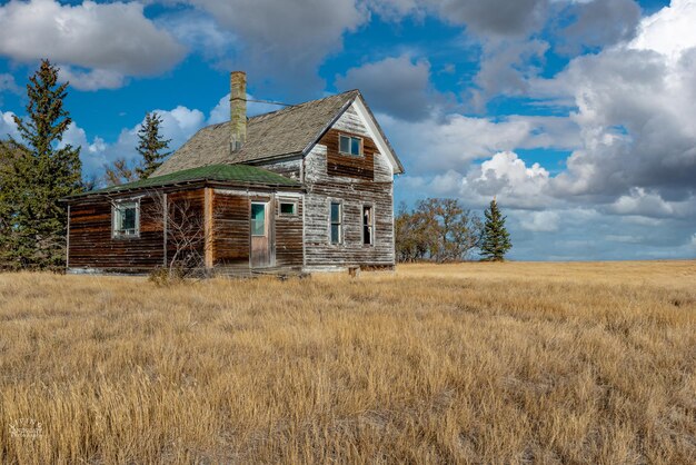 Una vecchia casa abbandonata nelle praterie del saskatchewan