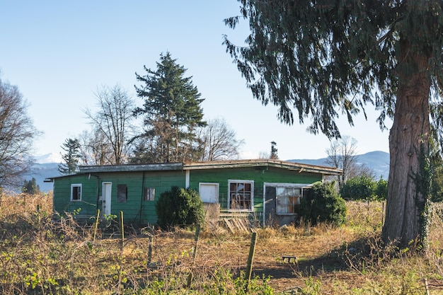 Foto vecchia casa abbandonata in rovina nella soleggiata giornata autunnale fredda