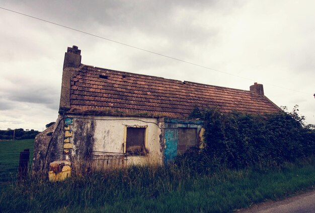 사진 하늘을 배경으로 들판에 있는 은 버려진 집