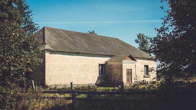 Vecchia casa di legno rovinata abbandonata nella campagna