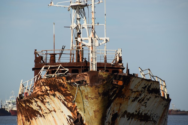 モンテビデオの港で古い放棄された船