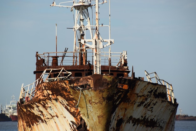 Photo old abandoned ship in the port of montevideo