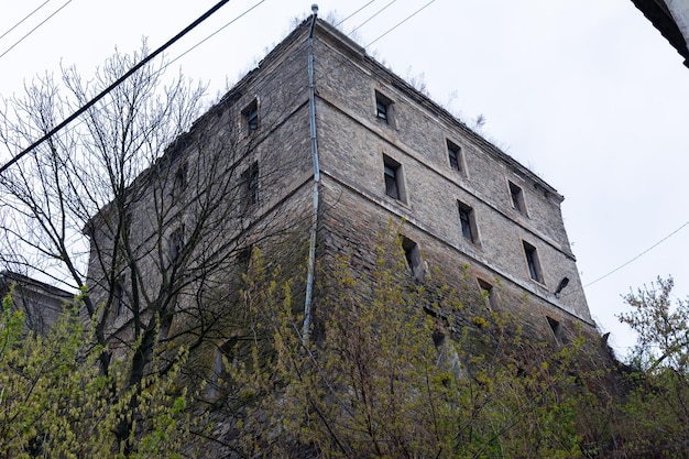 古い廃石の建物が戸外で倒壊している