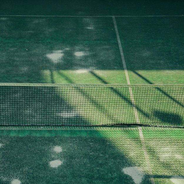 старый заброшенный теннисный корт