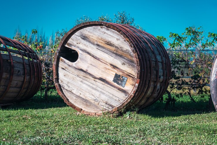 Photo old abandoned wine barrels