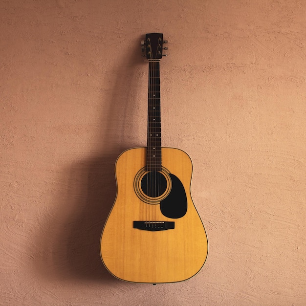 모래 질감에 오래 된 어쿠스틱 기타입니다. 햇빛.