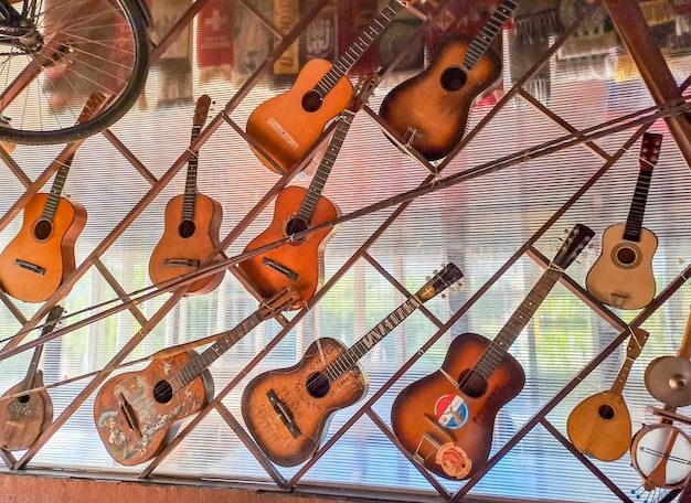 Старые акустические гитары висят на стене в загородном ресторане