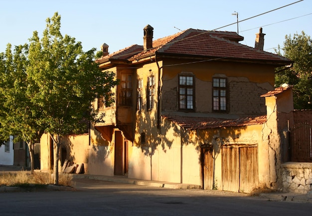 コンヤトルコの街の古い日干しの家