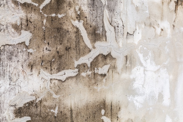 写真 ひびの入ったセメントコンクリート壁表面の背景に古い高齢者白塗装色褪せ風化テクスチャ