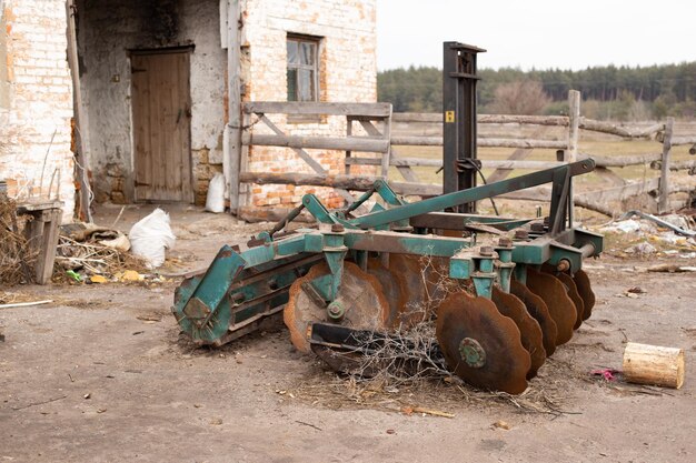 Photo old agricultural machinery near the barn