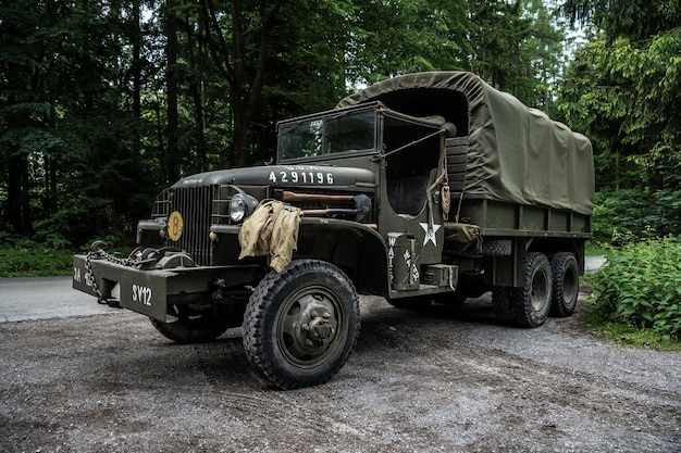 Фото Старый американский армейский автомобиль в лесу