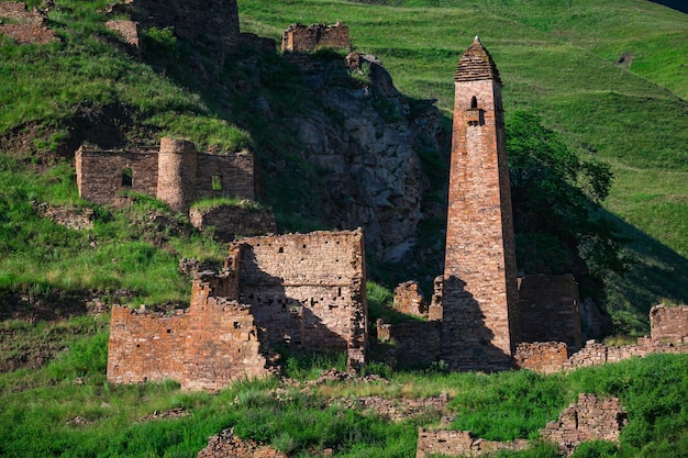 Photo old ancient historical towers of the chechens in the caucasus mountains