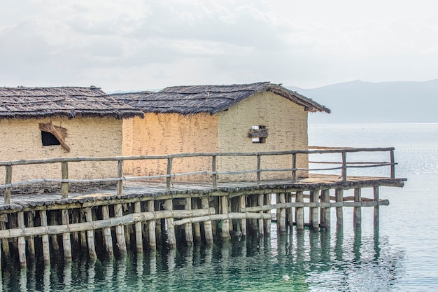 マケドニアのオフリド湖の古い古代の村の再建