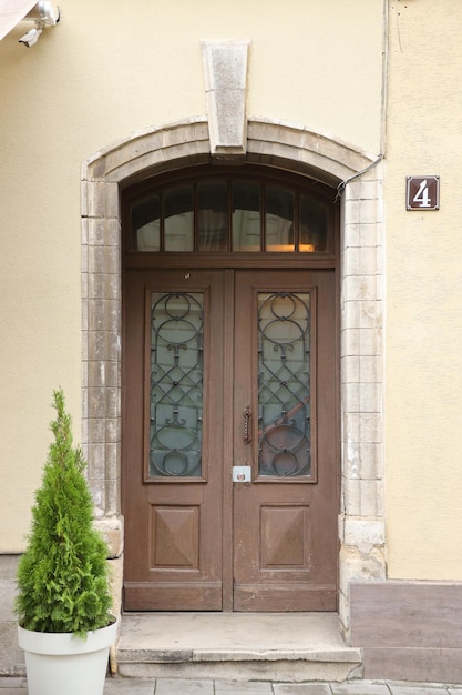 ヨーロッパの中世風の古い古代の木製のドアのテクスチャ
