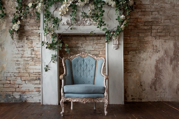 밝은 회색 그루지 벽 치장 벽토와 꽃이 있는 덩굴에 대한 오래된 골동품 안락의자 가구 추상 빈 방