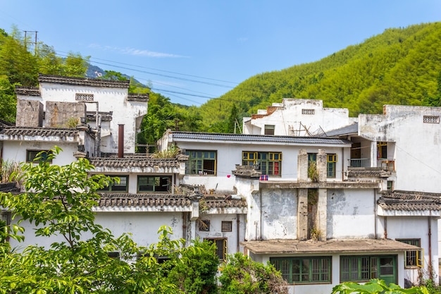 Старые квартиры в Китае с линиями электропередач, горами и небом на заднем плане