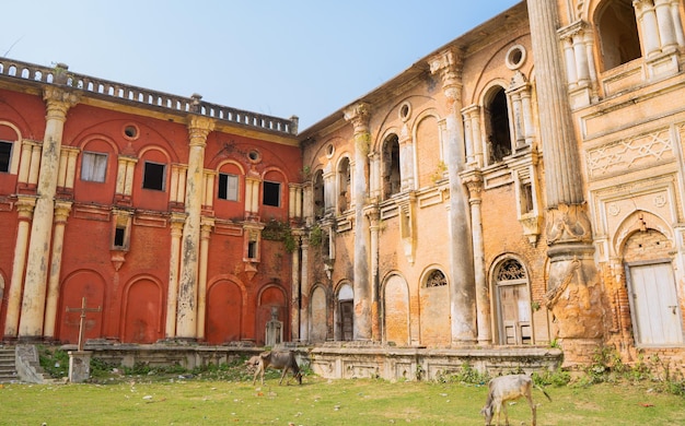 Photo old architecture of raj palace located at rajnagar built by darbhanga maharaj bihar tourism
