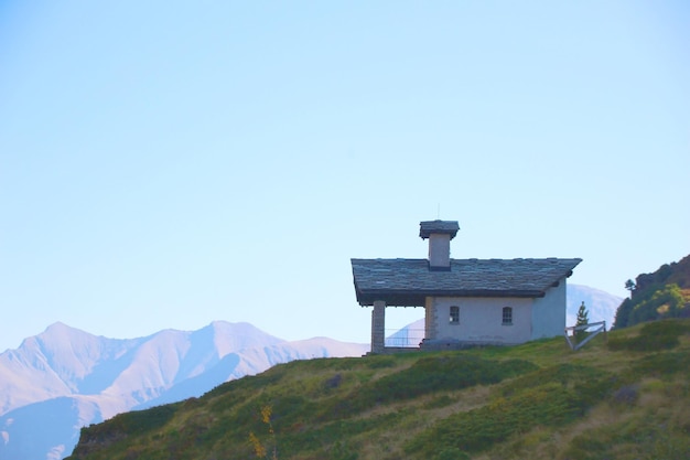 맑은 하늘이 있는 푸른 산 꼭대기의 오래된 건축물
