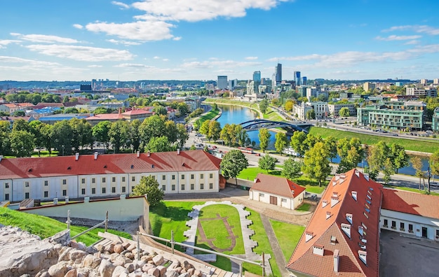 Задний двор старого арсенала и финансовый район с небоскребами в Вильнюсе, Литва.