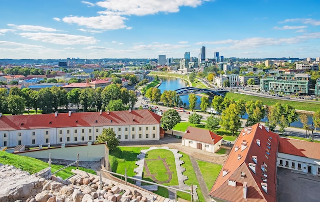 Vecchio cortile dell'arsenale e quartiere finanziario con grattacieli a vilnius, in lituania.