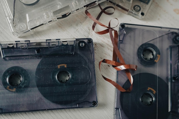 사진 색 바탕에 오래된 오디오 테이프 레트로 오디오 형식 카세트 테이프 90년대 향수 개념