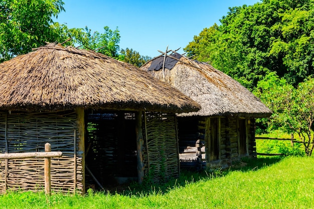 Старый амбар в украинской деревне