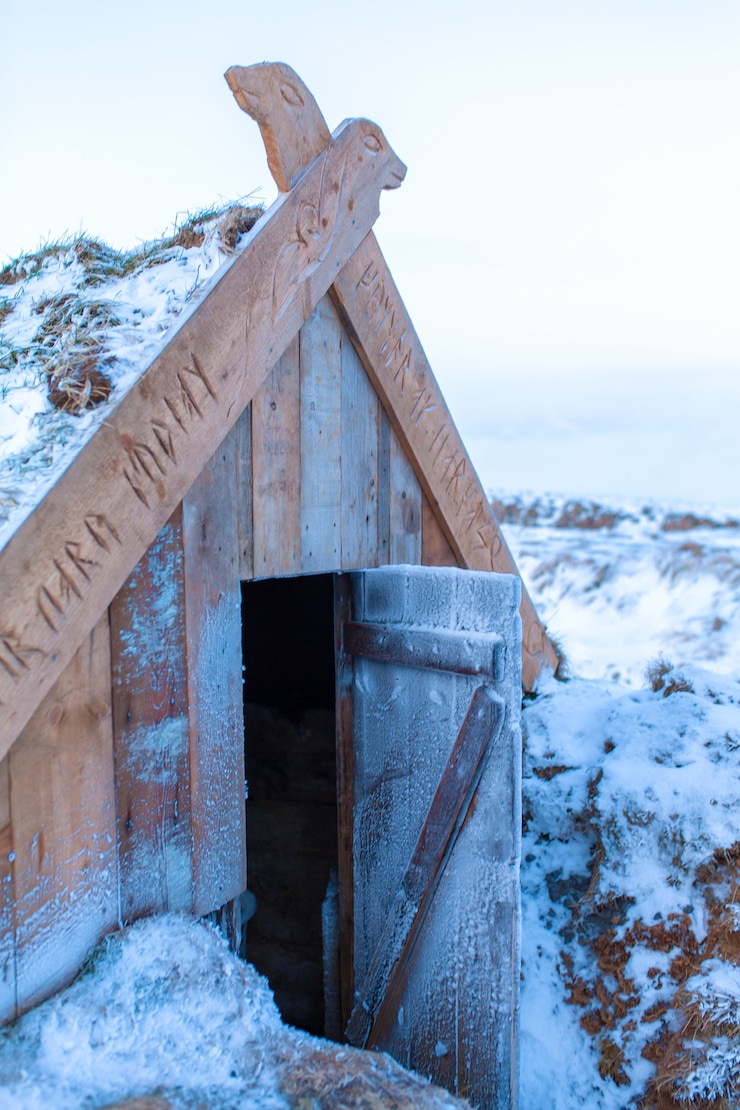 Photo an old bathhouse with a hot spring in the mountains of iceland. iceland winter landscape
