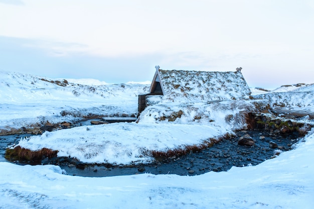 Un vecchio stabilimento balneare con una sorgente termale nelle montagne dell'islanda. paesaggio invernale islanda