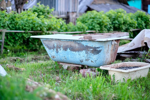 Photo an old bathing tub is placed in the garden as a memento of a past life