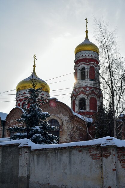 Старая красивая церковь зимой