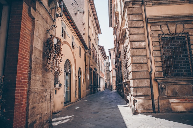 イタリアのルッカの小さな都市の古い美しい空の狭い通り